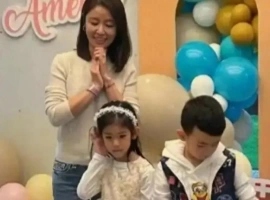 49 岁林心如素颜遛娃被拍！8岁女儿颜值惊艳，豪门日常这么接地气-小胖资源分享网