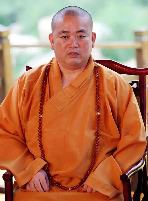 少林寺方丈释永信的弟弟，目前担任少林寺的重要职务。他的书法作品在市场上颇受欢迎，一幅字能卖出高达7000美元的价格。-小胖资源分享网