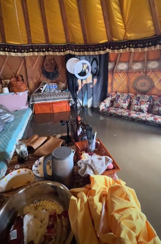 在内蒙古锡林郭勒地区，洪水肆虐，一位居住在蒙古包中的女性在睡梦中醒来，惊觉水位已上升至床板处。-小胖资源分享网
