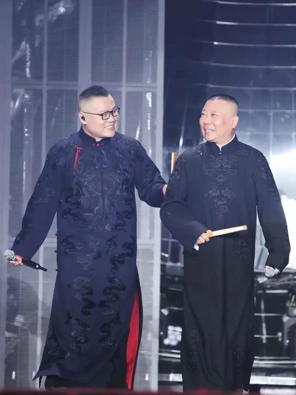 岳云鹏演唱会盛大举行，五姐妹与弟弟齐亮相，全家人身着应援服饰，共享同款面容。-小胖资源分享网