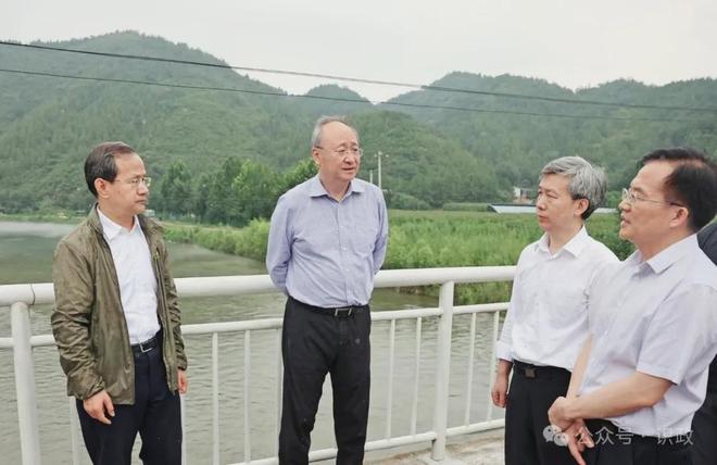 北京市市委书记尹力及市长殷勇深入防汛抢险救援现场，实地考察工作进展。-小胖资源分享网