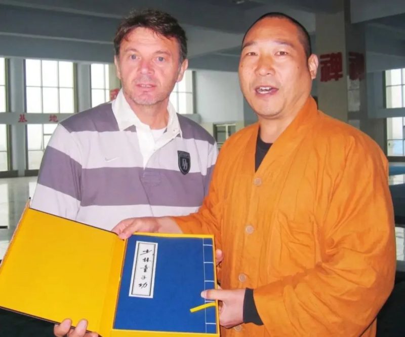 延鲁法师的现状：领导着一所拥有两万名学生的武术学校，他的妻子虽不貌美却十分能干，而他的办公环境则显得相当豪华。-小胖资源分享网