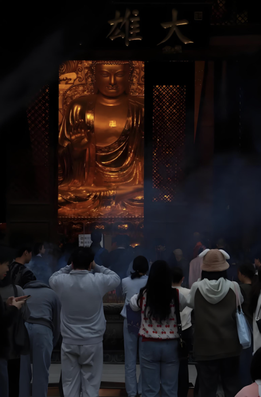 在大和尚被调查的消息传开后，人们纷纷猜测，最紧张不安的竟然是那位十年前曾参与调查他的人-小胖资源分享网