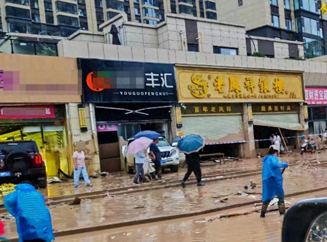 陕西某金店在洪水袭击中损失惨重，20公斤黄金被洪水冲走。金店方面表示，目前还有19公斤黄金下落不明。-小胖资源分享网