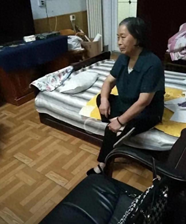 争议声中，释永信的母亲公开亮相，现年80岁，身体依然健朗，而其子释永信的商业事业亦蒸蒸日上。-小胖资源分享网