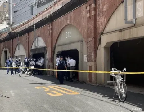 两名中国籍男性市民在东京街头不幸遭遇了极端暴力行为。这起事件中，四名不明身份的男子突然袭击，手持铁管对这两名中国男性进行了猛烈的殴打。-小胖资源分享网