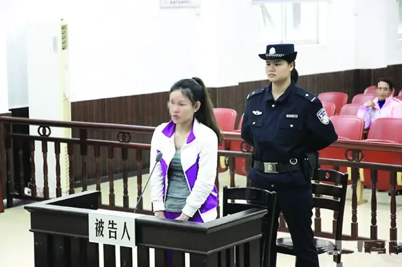 当女友提出分手时，该男子以自残行为作为挽留手段。在激烈的争执中，女友抓住男友的头发，这一举动导致男友头部撞击到-小胖资源分享网