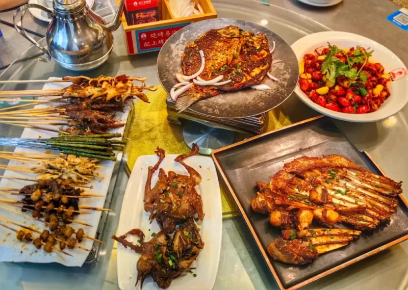 这座位于中部的城市，正试图通过烧烤这一特色美食来提升其知名度。-小胖资源分享网