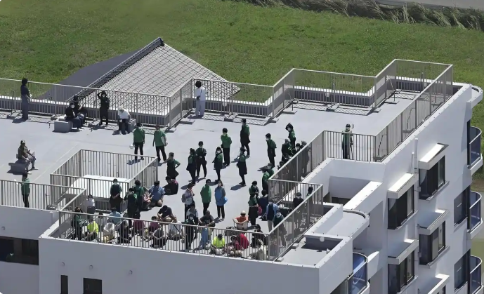 日本海啸来袭：居民涌向屋顶避险-小胖资源分享网