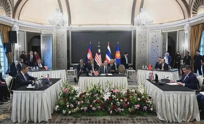 经过长期的冲突，泰国与柬埔寨两国终于达成了停火协议。这一和平的象征，其背后的秘密竟隐藏于一张照片之中。-小胖资源分享网