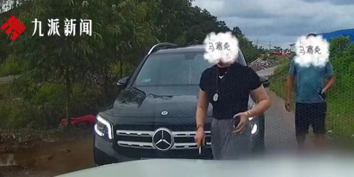 司机丈夫将证件胡乱搁置在妻子驾驶的私家车内，此举涉嫌违反工作纪律，目前已被正式立案展开调查。-小胖资源分享网