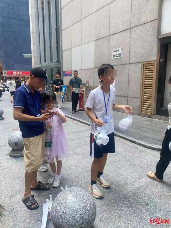 深圳华强北现兴起儿童外卖配送现象，每单服务费仅1至2元。-小胖资源分享网