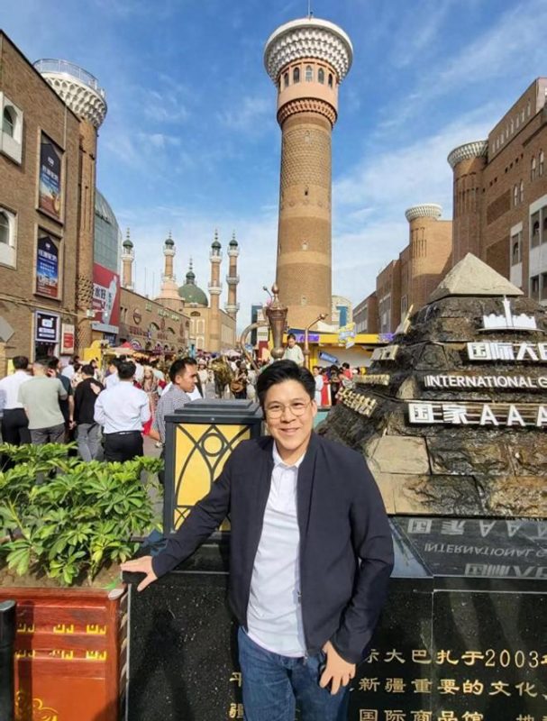 霍启刚在新疆国际大巴扎的偶遇，展现了他温文尔雅、平易近人的风采！-小胖资源分享网