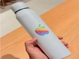 新近开张的深圳苹果零售店吸引了大量顾客，掀起了一股购物狂潮。一款售价300元的保温杯特别受到了消费者的追捧。-小胖资源分享网