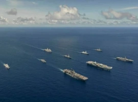 在我国邻近的海域，目前由四艘航母构成的舰队正朝向我国边境方向进发。与此同时，解放军的电子监视舰也已顺利出海并完成了其部署任务。-小胖资源分享网