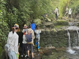 家属对八岁遇难男孩的事故声明中指出，事发当日进行了登山路线的调整。-小胖资源分享网