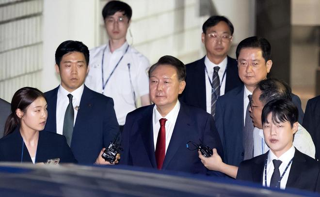 尹锡悦拒捕脱衣对峙特检组超2小时，引发舆论关注。-小胖资源分享网
