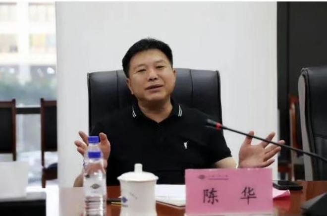 县委书记投入超过2230万元资金，以促进“水秀”和“灯会”两项旅游项目的开发。但在项目执行阶段，资金不足的问题出现，迫使运营工作暂时停止。这一变故引起了当地居民的不满情绪高涨。-小胖资源分享网