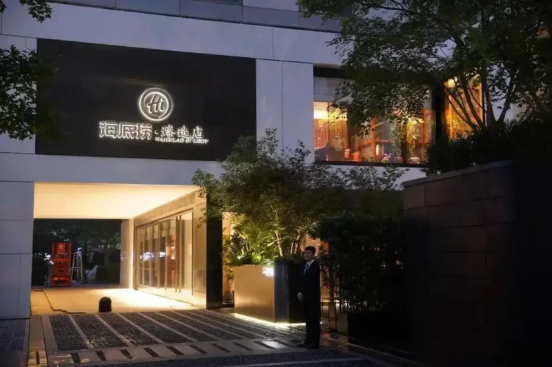 海底捞在市场逆境中推出人均消费高达700元的顶级餐厅，旨在突破经营瓶颈。-小胖资源分享网