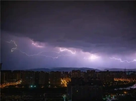 在雷暴天气期间，若您感到咳嗽和呼吸急促，过敏体质的您需特别小心，这可能是雷暴性哮喘的早期征兆。-小胖资源分享网