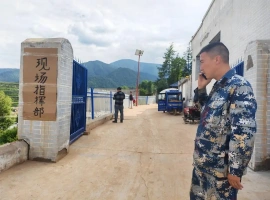 在狂风暴雨引发的汹涌山洪面前，他们勇敢地站了出来。-小胖资源分享网