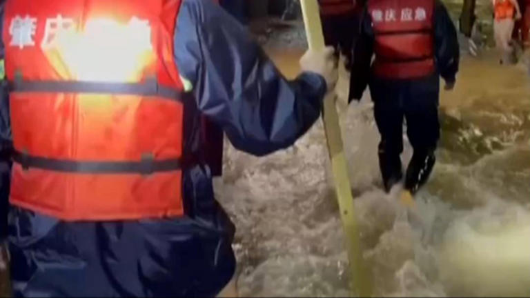因强降雨袭击，肇庆鼎湖地区遭遇内涝，应急管理部门表示救援工作正在进行中。-小胖资源分享网