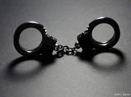 在陕西省，一位班主任利用个人非官方社交媒体账号，向数名女学生散布了不恰当的言论。这一行为已被警方定性为猥亵罪。-小胖资源分享网