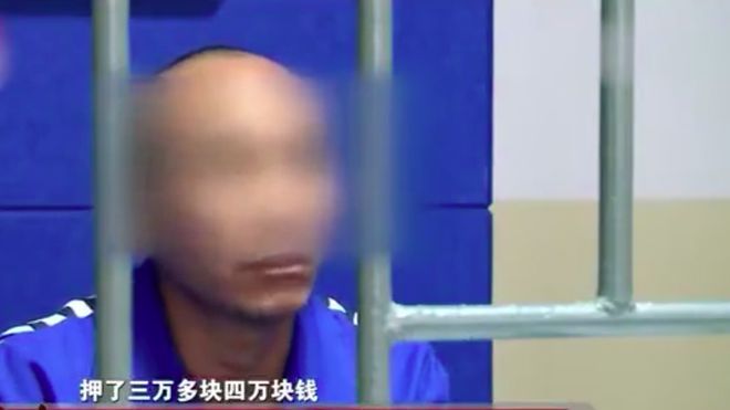 男子从事废品回收工作，某日被店铺老板娘邀请进入店内。在屋内两人发生了关系。这一过程被他人当场发现，从而引发了捉奸的尴尬局面。-小胖资源分享网
