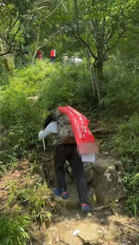一男子背负40公斤的蜜雪冰城柠檬水，在武功山进行售卖活动。-小胖资源分享网