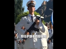 少年16岁高考，17岁跻身阅兵行列，成为史上最年轻护旗手，完成其成人礼。-小胖资源分享网