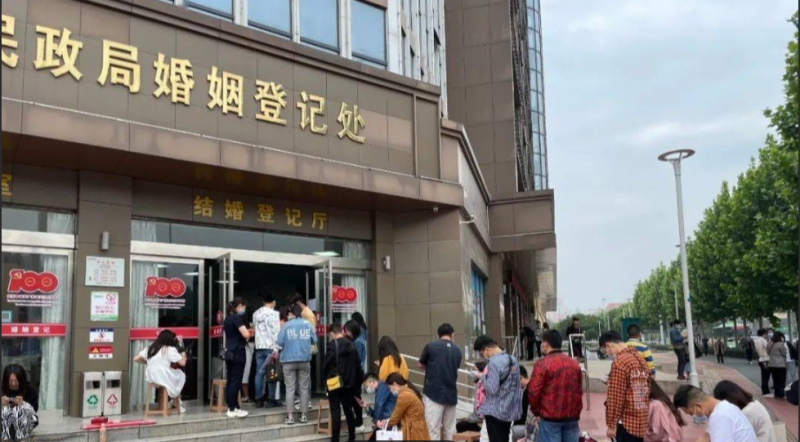 在2024年结婚的人口中，25至29岁的年龄段占据了最多的比例，达到了428.8万人，占比高达35.1%。-小胖资源分享网