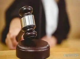 一位老人将遗产转让给了其干儿子，然而，由于该行为牵涉到身份造假的指控，法院最终宣布该遗嘱无效。-小胖资源分享网