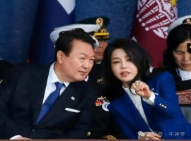 韩国总统尹锡悦在因眼部疾病接受治疗期间，被戴上手铐和脚镣。同时他在狱中的特殊待遇也被取消了。-小胖资源分享网