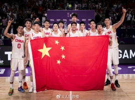 中国男篮与五星红旗合影，我为你自豪、为你骄傲。-小胖资源分享网