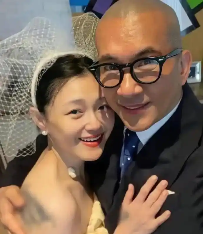 一位24岁的医学院学生因与知名艺人大S惊人相似而在网络上走红！其素颜对比照片被曝光后，网友纷纷表示：现在的明星脸真是太强大了！-小胖资源分享网