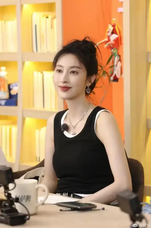 演员张俪遮挡车牌被指，已深刻认识到错误并致歉，将立即调整行为。-小胖资源分享网