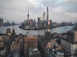 根据上海最新出台的政策，符合特定条件的家庭在购买位于外环线以外的房产时，将不再受到限购政策的约束。-小胖资源分享网