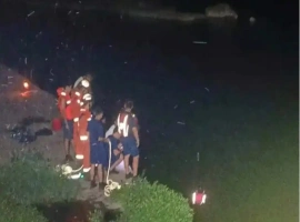 四川一名男子夜里钓鱼时，鱼竿被大鱼拖入水中，男子试图下水捞回鱼竿，结果溺水身亡。-小胖资源分享网