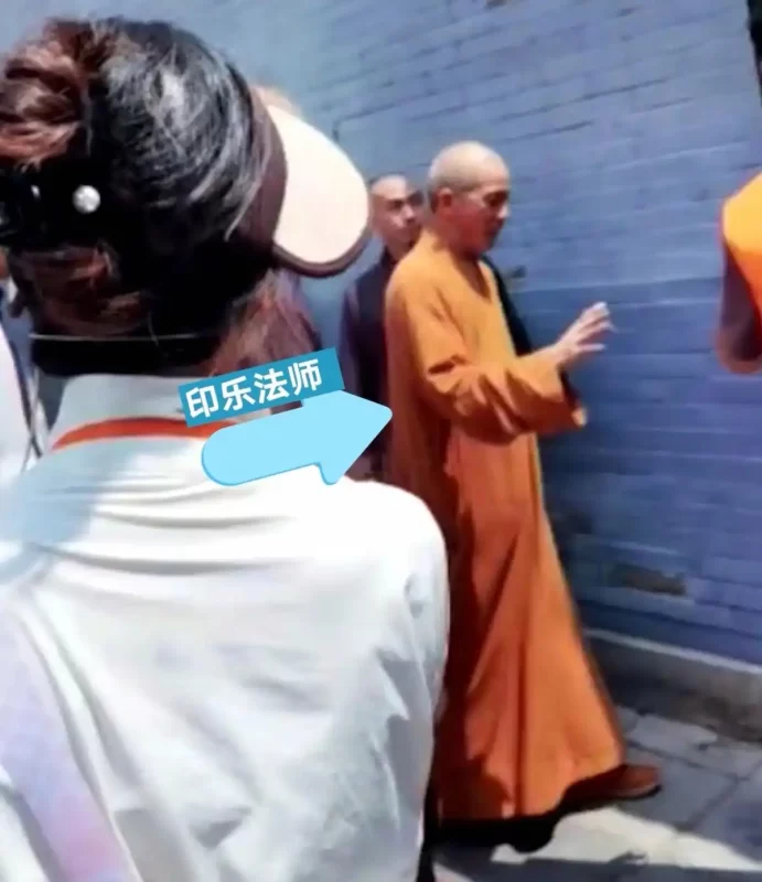 少林寺新任方丈首次公开亮相，步入方丈室，重拾清净与庄严氛围。-小胖资源分享网
