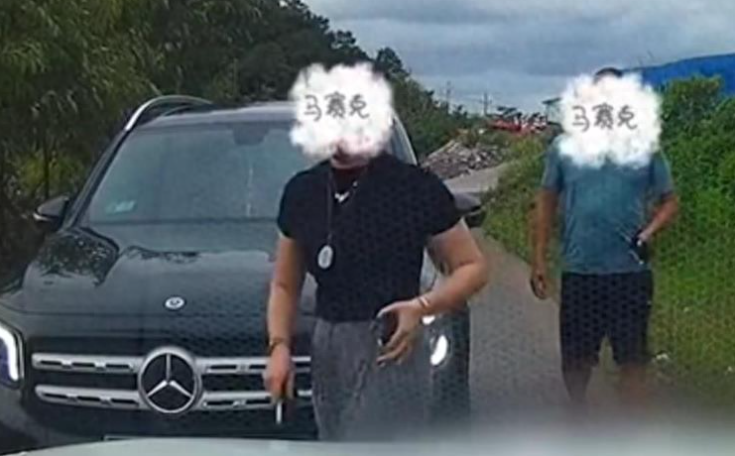 当事人经历“亮证逼迫让路”事件后表示：已接受对方歉意，期待依照法律和规定对“亮证者”进行处理。-小胖资源分享网