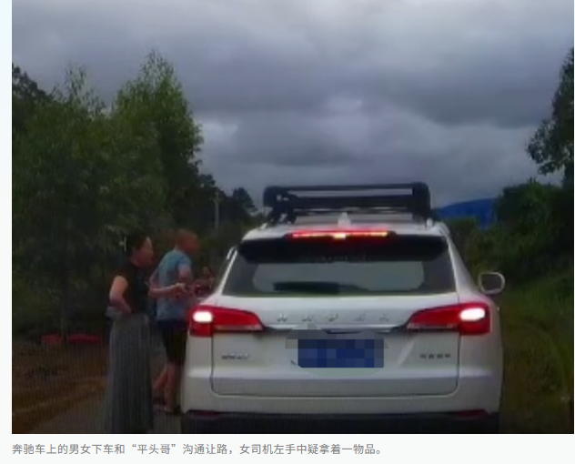 一位男士讲述了“奔驰女司机强制要求让行”的具体情况，并表示在此之前，他已不止一次向有关机构提出过类似问题。-小胖资源分享网