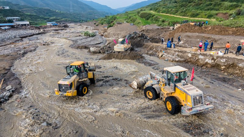 榆中县各受灾村庄的道路建设已实现遇水则架设桥梁，遇石则开辟道路，从而为这些村庄打通了至关重要的“生命通道”。-小胖资源分享网