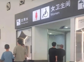 于苏州火车站，女洗手间的标识导致了一系列误解，致使众多男性游客错误地进入了该区域。-小胖资源分享网
