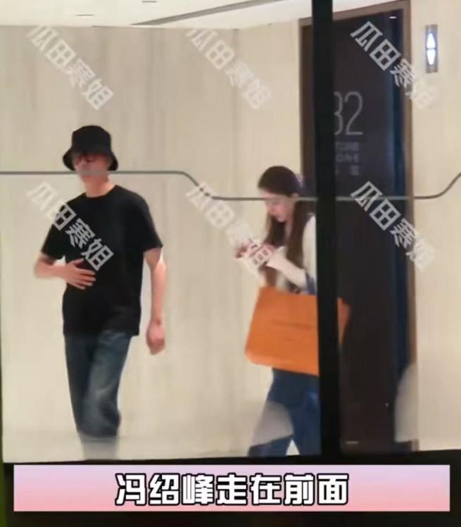 冯绍峰与女友共度悠闲时光，恋情备受关注。冯绍峰与新女友，年龄相差近19岁，携手漫步街头，展现出甜蜜氛围。自离婚以来，冯绍峰的感情生活似乎逐渐步入正轨。-小胖资源分享网