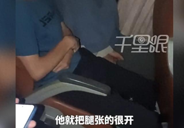 一位男性乘客对一名年仅11岁女孩骚扰。这一不当行为遭到了另一位乘客的喝斥。女孩因受到惊吓而缩成一团-小胖资源分享网