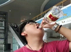 男子携带五粮液进站高铁受阻，现场即饮尽！-小胖资源分享网