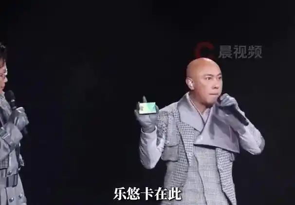 在一场演唱会中，60岁的男星张卫健巧妙地拿出了象征老年人的“老年卡”，向观众表达希望他们不要对老年人施加欺负-小胖资源分享网