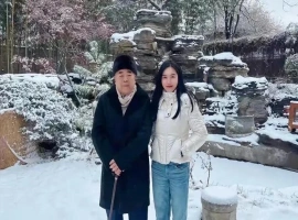 范曾的年轻伴侣携走大约20亿元人民币。此外，该女子还涉嫌与范曾的继子保持不正当关系。-小胖资源分享网