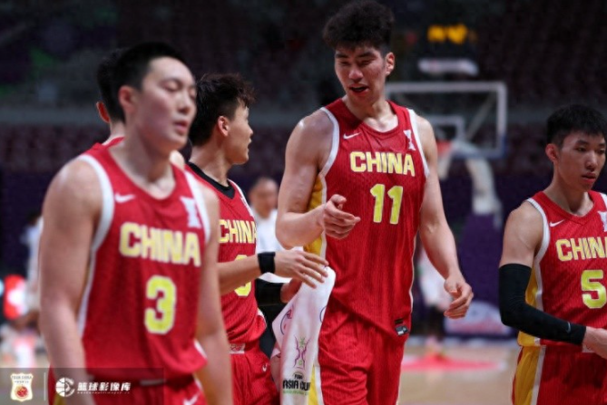 中国男子篮球队以压倒性的优势战胜了印度队。-小胖资源分享网
