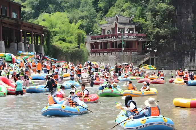 贵州某漂流景区出现游客滞留现象，游客高声呼喊要求退票，这一事件暴露了景区管理上的混乱，引发了公众的广泛争议。-小胖资源分享网